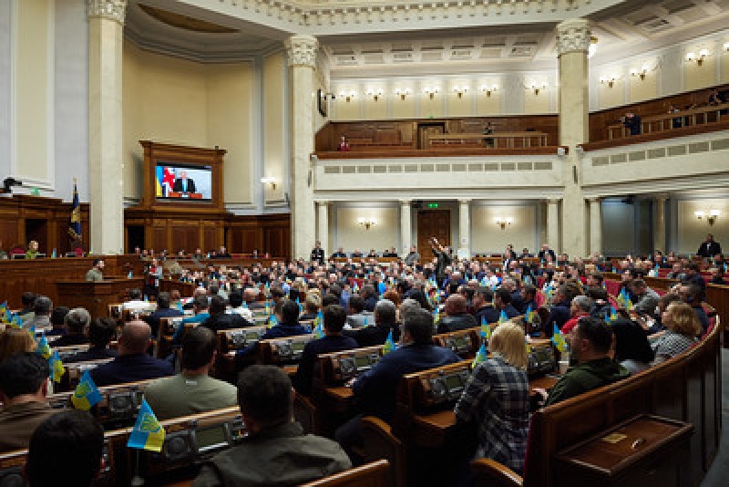 Чиновникам знову підвищили зарплати: деяким – до 250 тисяч гривень